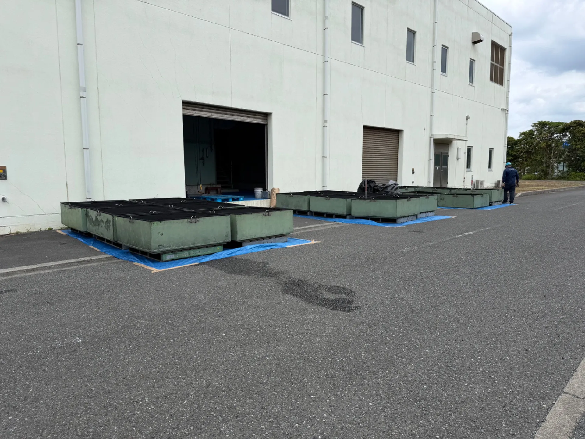 本日はチームを栃木と神奈川の2現場に分け、協力会社様の応援として脱臭炭交換工事を行いました。