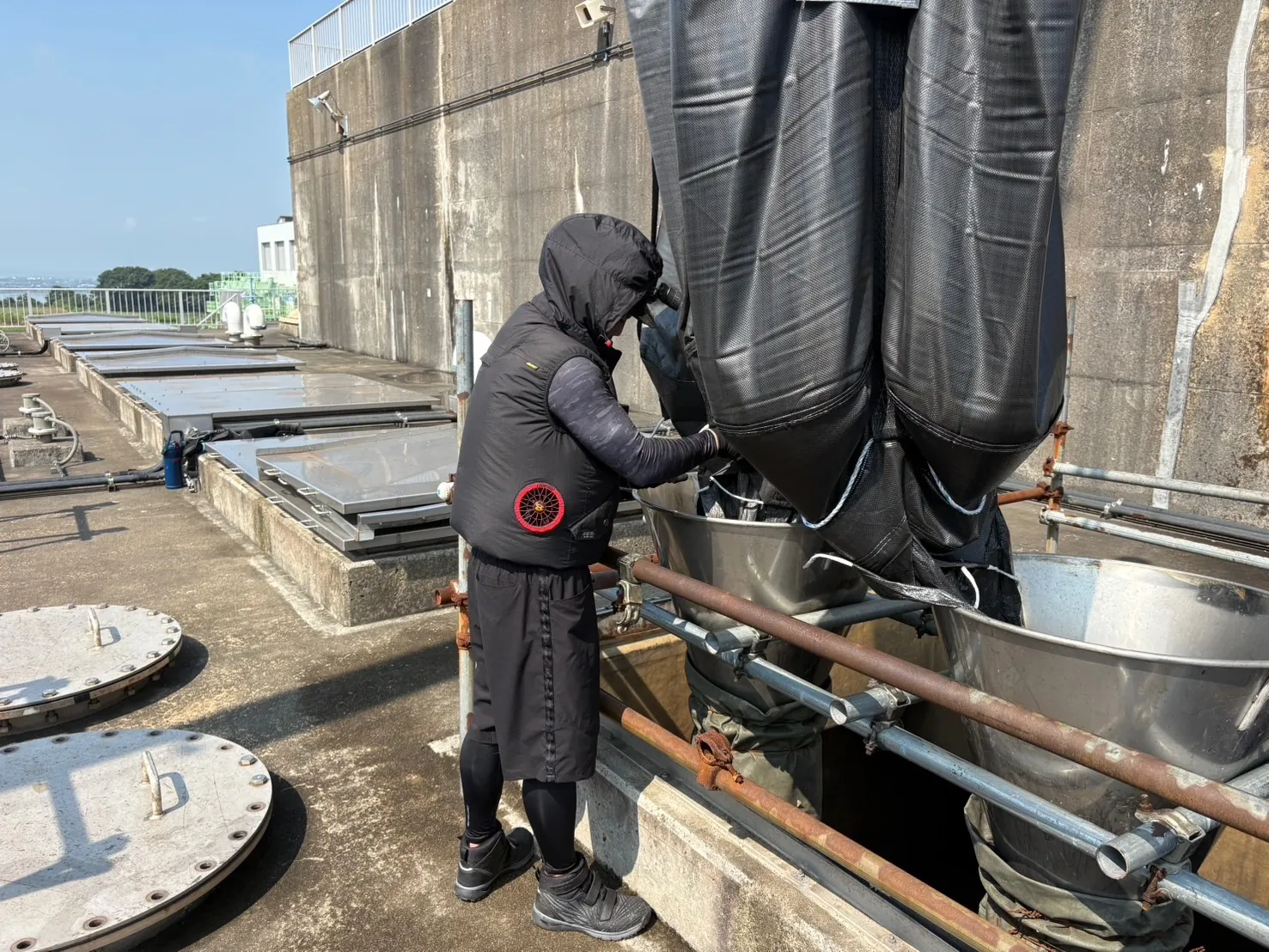 猛暑の中でも安全第一！茨城県の浄水場で充填作業