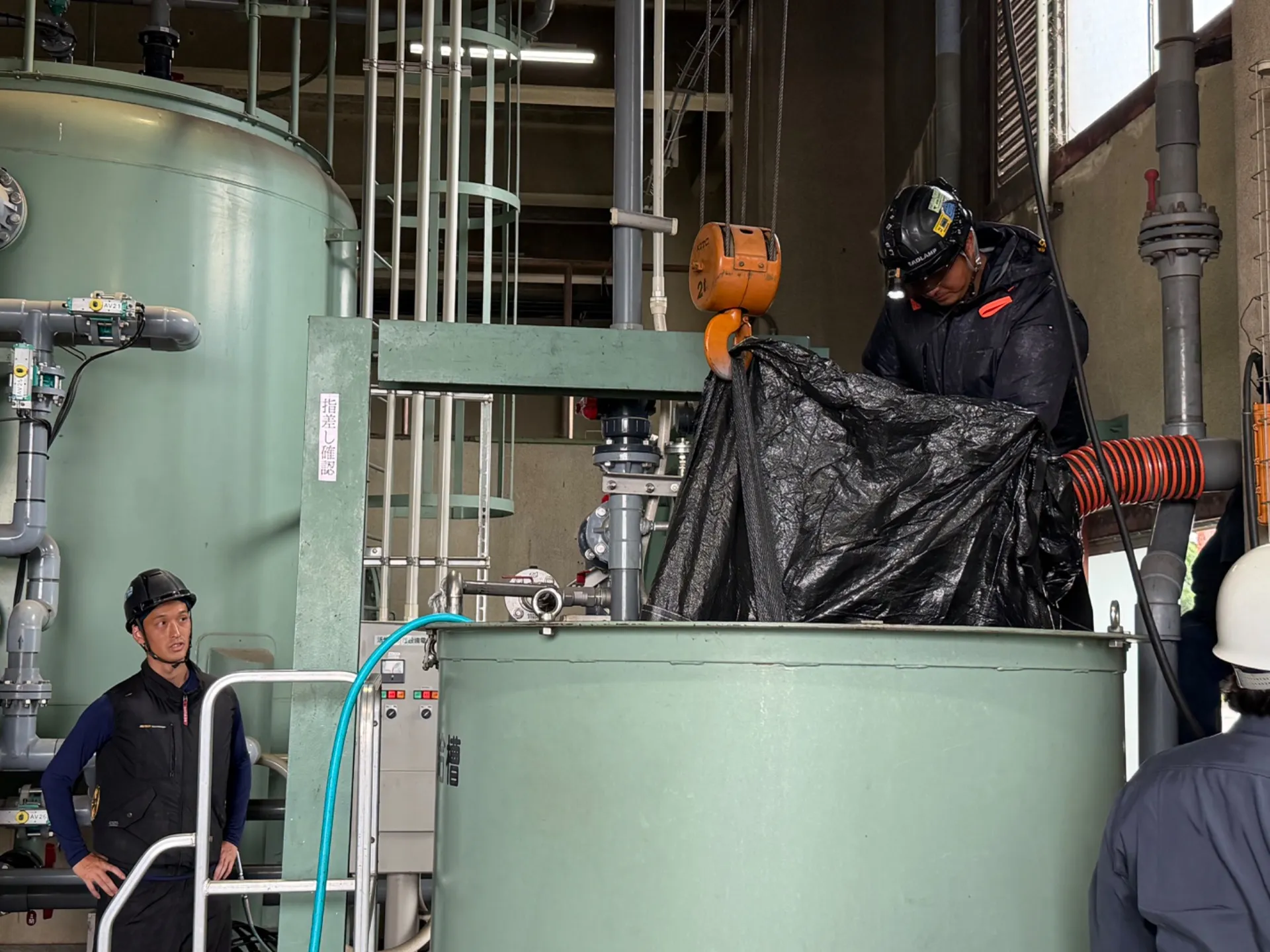 環境センターにて水処理タンクの活性炭交換作業を行いました！